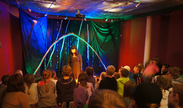 Det unge publikummet er helt med når Eirin Edvardsen forteller og dramatiserer med maskefigurer, stemme og kroppsspråk. Foto: ©Hilde Kat. Eriksen