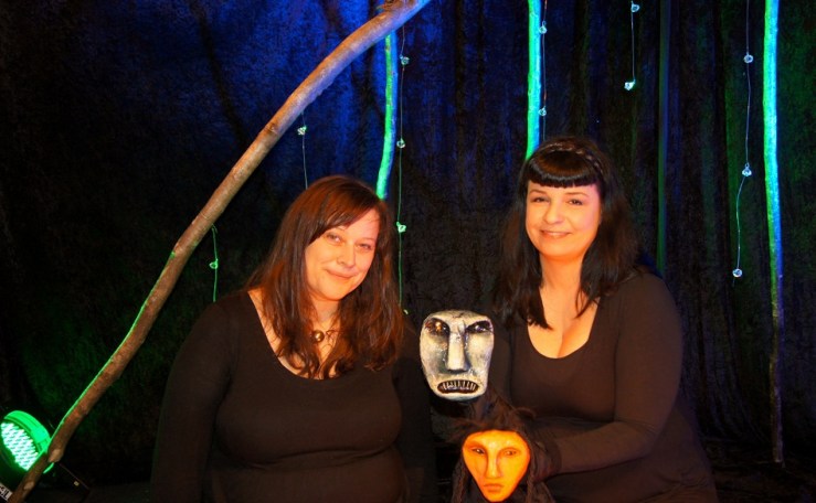 Sissel Horndal og Eirin Edvardsen (til høyre) har sammen skapt den spennende forestillinga Stallo sover ikke når sølvmånen skinner, bygd på myter om Stallo. Foto: ©Hilde Kat. Eriksen