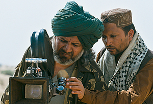 Sunnys to fangevoktere studerer uhyret som kan lage usømmelig og syndig film.