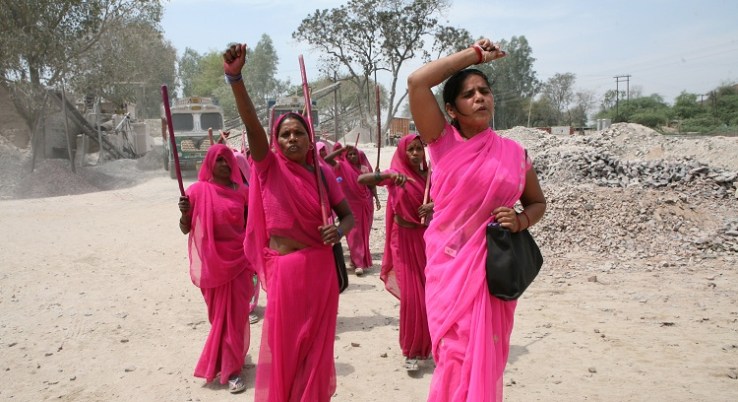 The Gulabi Gang. Kvinna som starta bevegelsen, Sampat Pal Devi lengst til høyre.