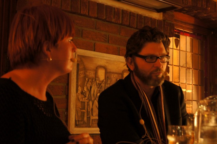 Rita Kristin Klausen intervjuet Bergsveinn Birgisson på Ølhallen i Tromsø under Ordkalotten – Tromsø internasjonale litteraturfestival i oktober 2013. Foto: Hilde Kat. Eriksen