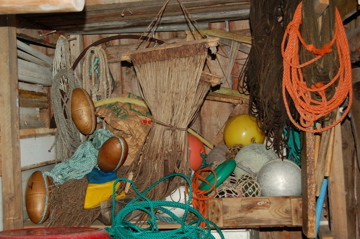 Gammelt rask eller folkeminne? Når tilfeldige forbipasserende slipper inn naustdøra får gjenstander som nausteieren vil brenne på St.Hans-bålet verdi for samlere og kulturhistorikere.