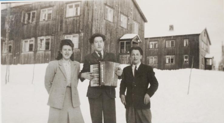 Etter folkeskole og en vinter på fiske, reiste Hans Kristian (til høyre), søstra Randi og vennen Oddvar (Larsen) Støme ut for å gå på skole. Svanvik folkehøgskole var evakuert til Finnfjordbotn vinteren 1948/1949. Oddvar og Hans Kristian fulgtes siden gjennom utdanningsårene. (Fotograf ukjent).