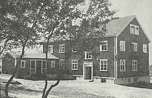 Syke- og gamlehjemmet i Lebesby blei bygd i 1934-35, og var eid av Norges Finnemisjonsselskap (Norges Samemisjon). Under den tyske tilbaketrekningen i 1944 blei bygningen brent ned, og beboerne evakuert. Foto fra "Finnmark i Flammer".