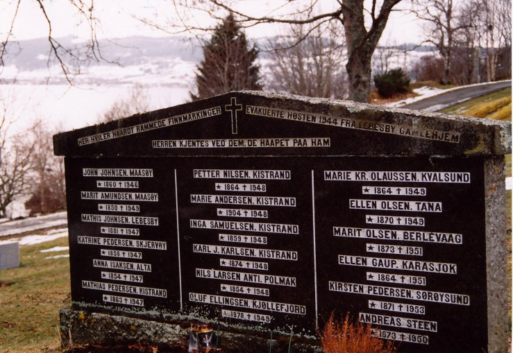 ”Herren kjentes ved dem, de haapet påaa ham”. Gravsteinen står som minnesmerker over de gamle som kom som evakuerte til Byneset i februar 1945, og som aldri reiste derifra. Steinen blei reist av Norges Samemisjon i 1984. 