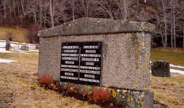 Baksida av gravsteinen på Byneset.