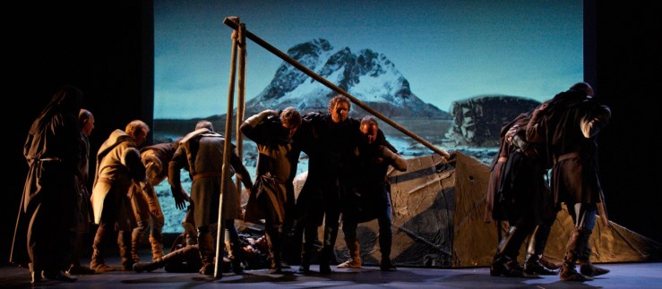 Ein scene frå operaframsyninga som viser korleis Røstfolk berga dei søreuropeiske sjøfolka. Foto: Arne Bjørgli/www.querini.com