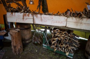 I marknadstelta på operaplassen ver det tørrfisk å få kjøpt. Foto: Hilde Kat. Eriksen