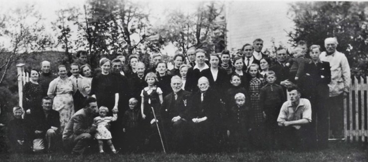 Ei gruppe flyktninger i Norge ved slutten av 2. verdenskrig, sammen med bygdefolket som tok imot dem og huset dem. (Privat foto).