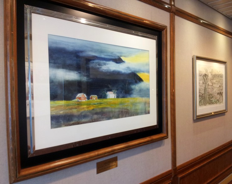 Bilder av både Dagfinn Bakke og Karl Erik Harr finnes på veggene om bord.