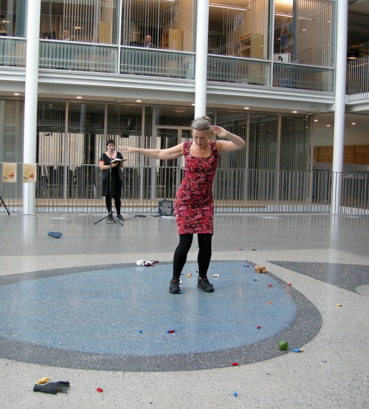 Stuntpoesi og dans ved regjerende norgesmester i poesislam, Ane S. Grydeland og danseren Anne Katrine Haugen. Foto: Hilde Kat. Eriksen