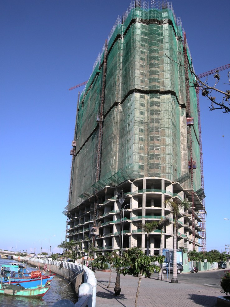 Kjempebygninga som erstatter fiskerlandsbyen. Foto: Hilde Kat. Eriksen