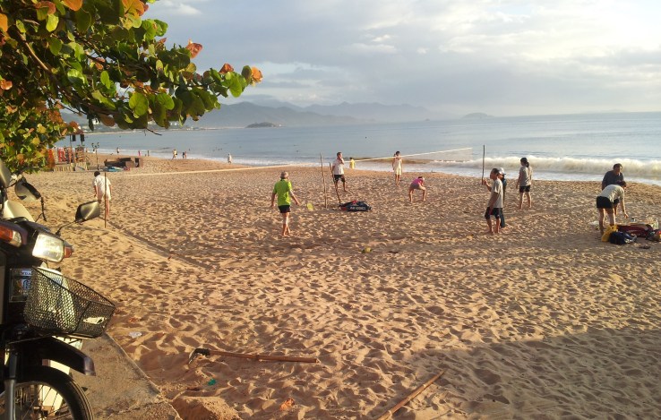 Badminton i sanda, Nha Trang Beach. Foto: Hilde Kat. Eriksen