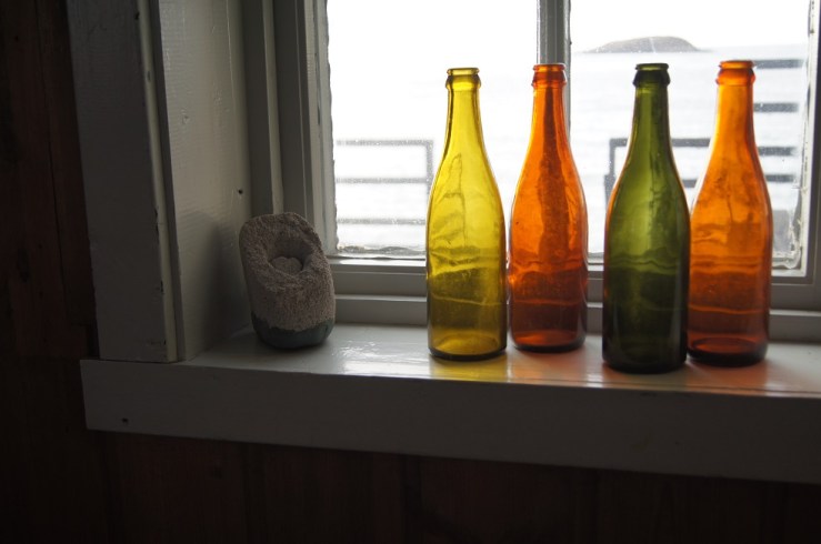 I kjøkkenvinduskarmen på Kråkeslottet. Foto: Hilde Kat. Eriksen