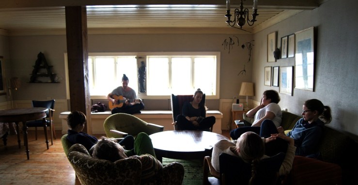 Vi avslutter helga med en minikonsert med André (Tidens Ande), en av deltakerne på yogaverkstedet.