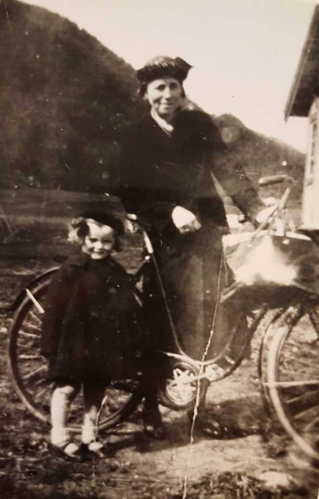 1 WEB Mor Sigrun og lille Erna idt på 1930-tallet