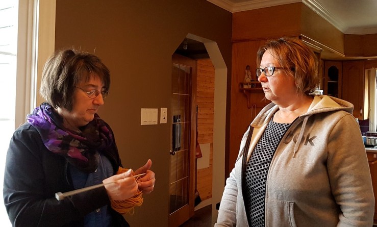 Søstrene diskuterer strikking. Marie Payne (t.v.) og Joan Penney.