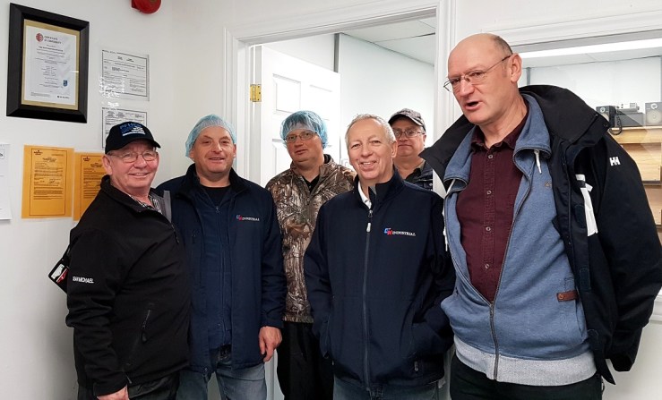 På Fogo Island Fisheries Co-op. Lengst til venstre, fiskeren Aubrey Payne. Lengst til høyre, Jahn Petter Johnsen fra Norges Fiskerihøgskole i Tromsø.