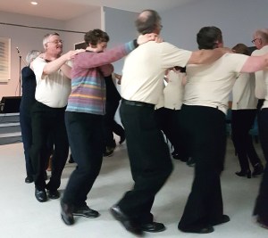 På kulturkvelden i Joe Batt’s Arm har øyas dansegruppe oppvisning. Danseren i strikkajakke er Zita Cobb.