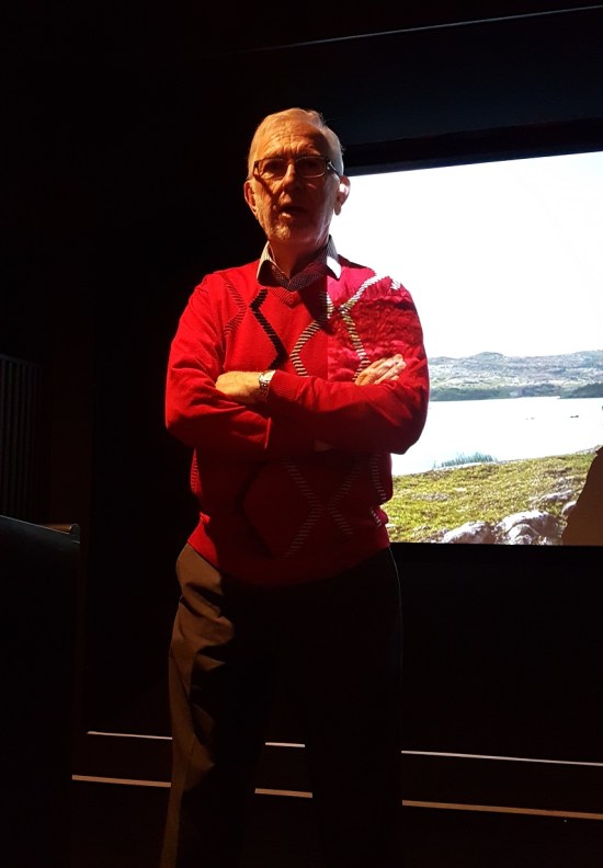 Ildsjel i Fogo Island Spring Festival og styreleder i Shorefast, Gordon Slate ledet debatten etter visninga av filmen Atlantic på Fogo Island Spring Festival.