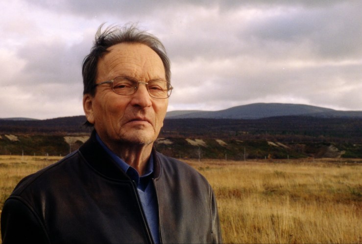 Alf Nilsen-Børsskog var 70 år da han begynte å skrive sin første roman. Her er han fotografert ved huset sitt sør for utløpet av Børselva. Foto: Arvid Petterson.
